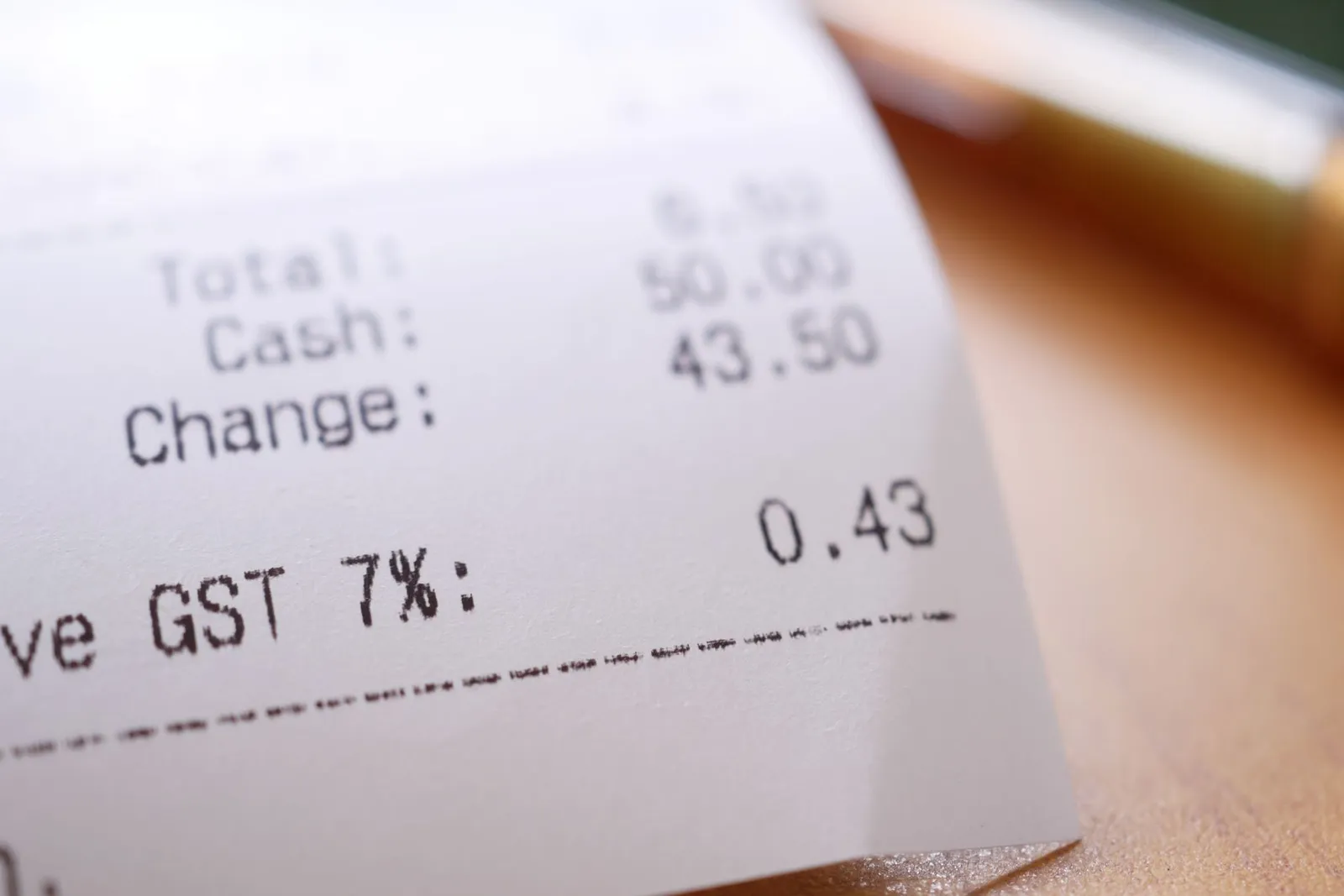 Visual representation of flat-rate versus category-based reward structures for business expenses