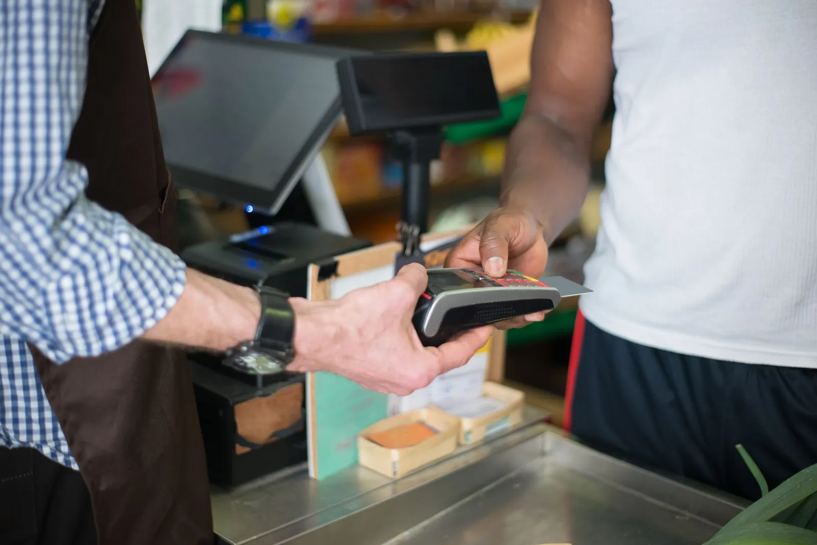 Diagram showing credit card payment flow between customer, issuer, and merchant